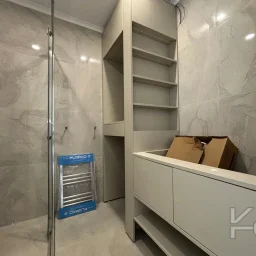 Laci̇vert Cadde  Feneryolu'nda Balkonlu Ebeveynli̇ Katta Tek Net 100m²  3+1