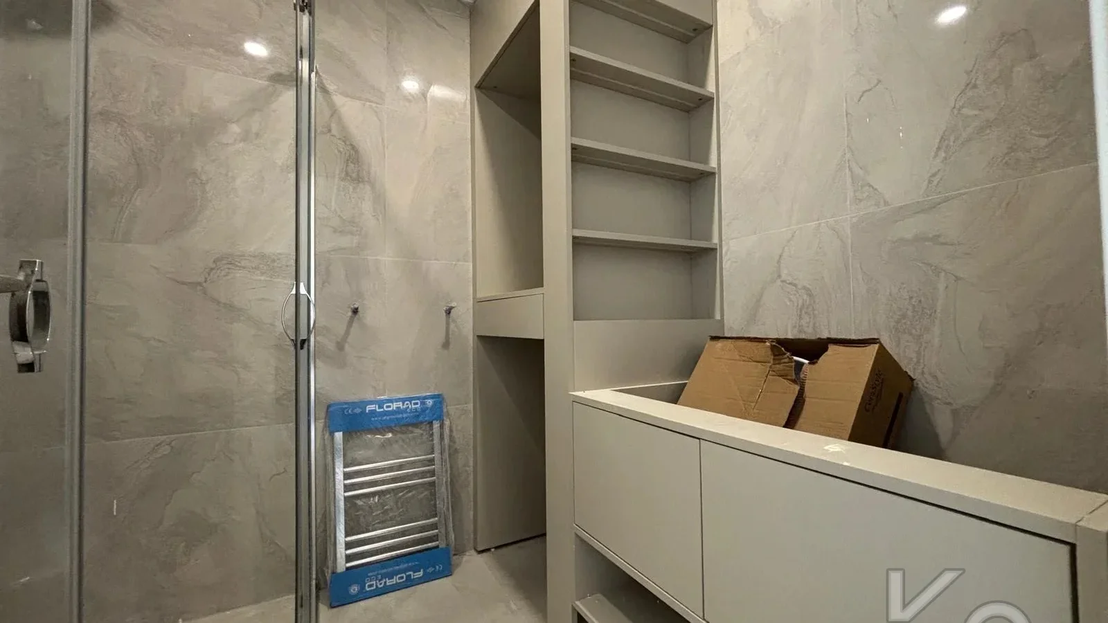 Laci̇vert Cadde  Feneryolu'nda Balkonlu Ebeveynli̇ Katta Tek Net 100m²  3+1