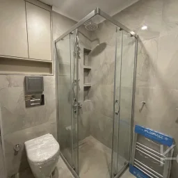 Laci̇vert Cadde  Feneryolu'nda Balkonlu Ebeveynli̇ Katta Tek Net 100m²  3+1