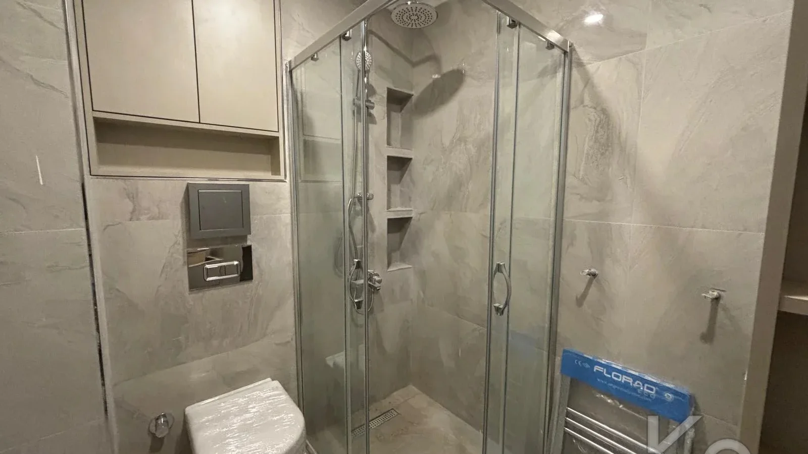 Laci̇vert Cadde  Feneryolu'nda Balkonlu Ebeveynli̇ Katta Tek Net 100m²  3+1