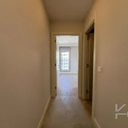 Laci̇vert Cadde  Feneryolu'nda Balkonlu Ebeveynli̇ Katta Tek Net 100m²  3+1