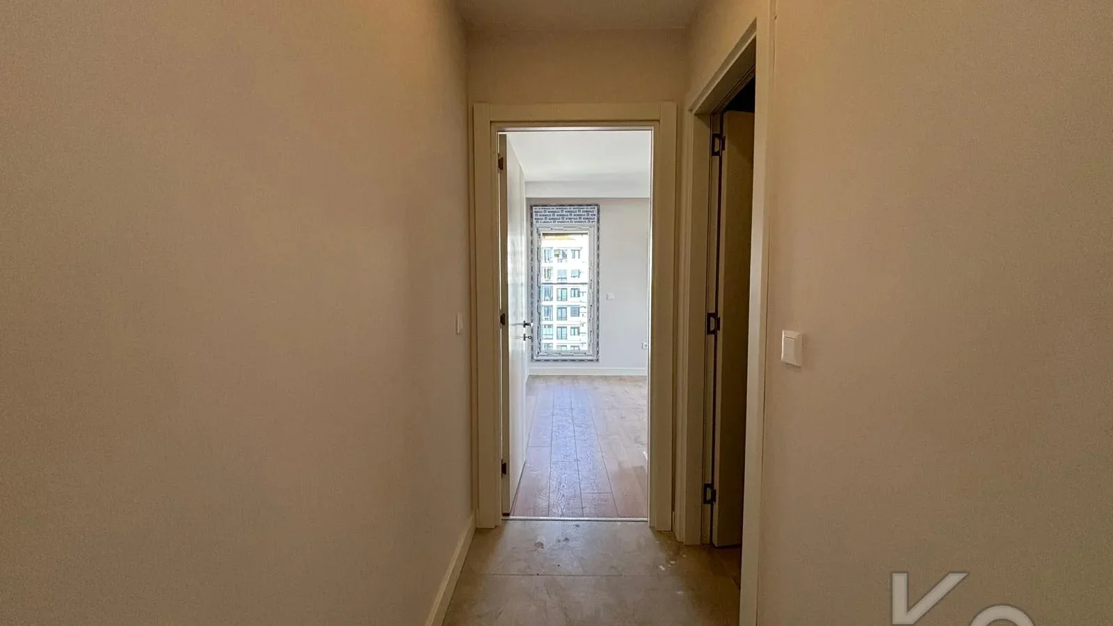 Laci̇vert Cadde  Feneryolu'nda Balkonlu Ebeveynli̇ Katta Tek Net 100m²  3+1