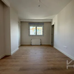 Laci̇vert Cadde  Feneryolu'nda Balkonlu Ebeveynli̇ Katta Tek Net 100m²  3+1