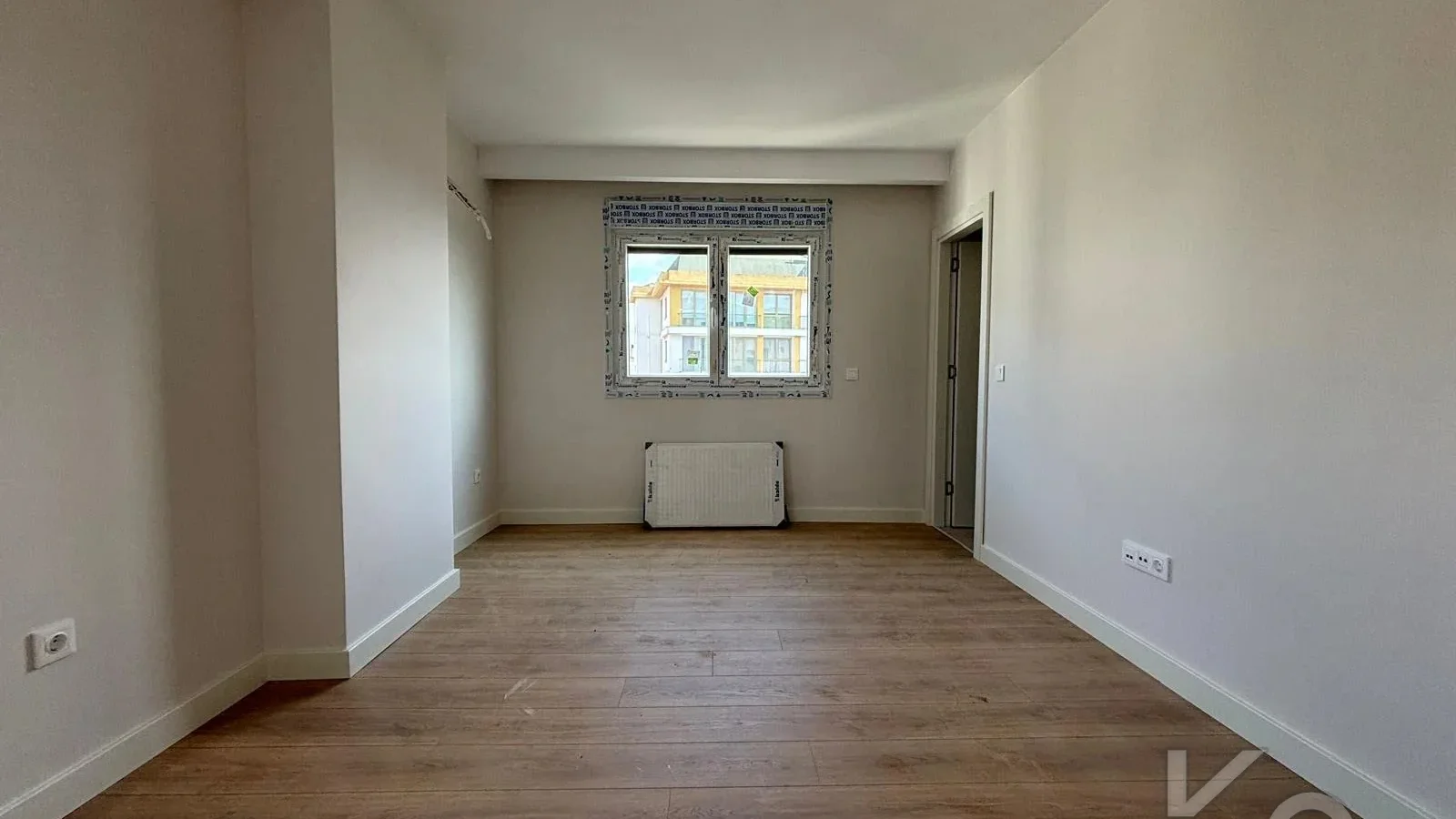 Laci̇vert Cadde  Feneryolu'nda Balkonlu Ebeveynli̇ Katta Tek Net 100m²  3+1