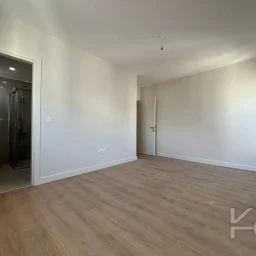 Laci̇vert Cadde  Feneryolu'nda Balkonlu Ebeveynli̇ Katta Tek Net 100m²  3+1