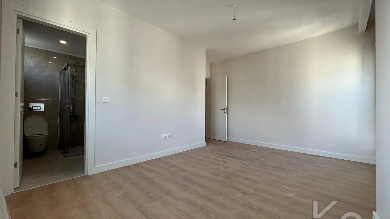 Laci̇vert Cadde  Feneryolu'nda Balkonlu Ebeveynli̇ Katta Tek Net 100m²  3+1