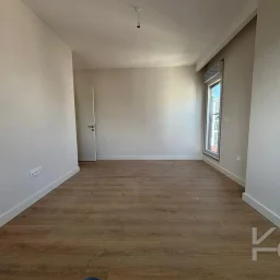 Laci̇vert Cadde  Feneryolu'nda Balkonlu Ebeveynli̇ Katta Tek Net 100m²  3+1