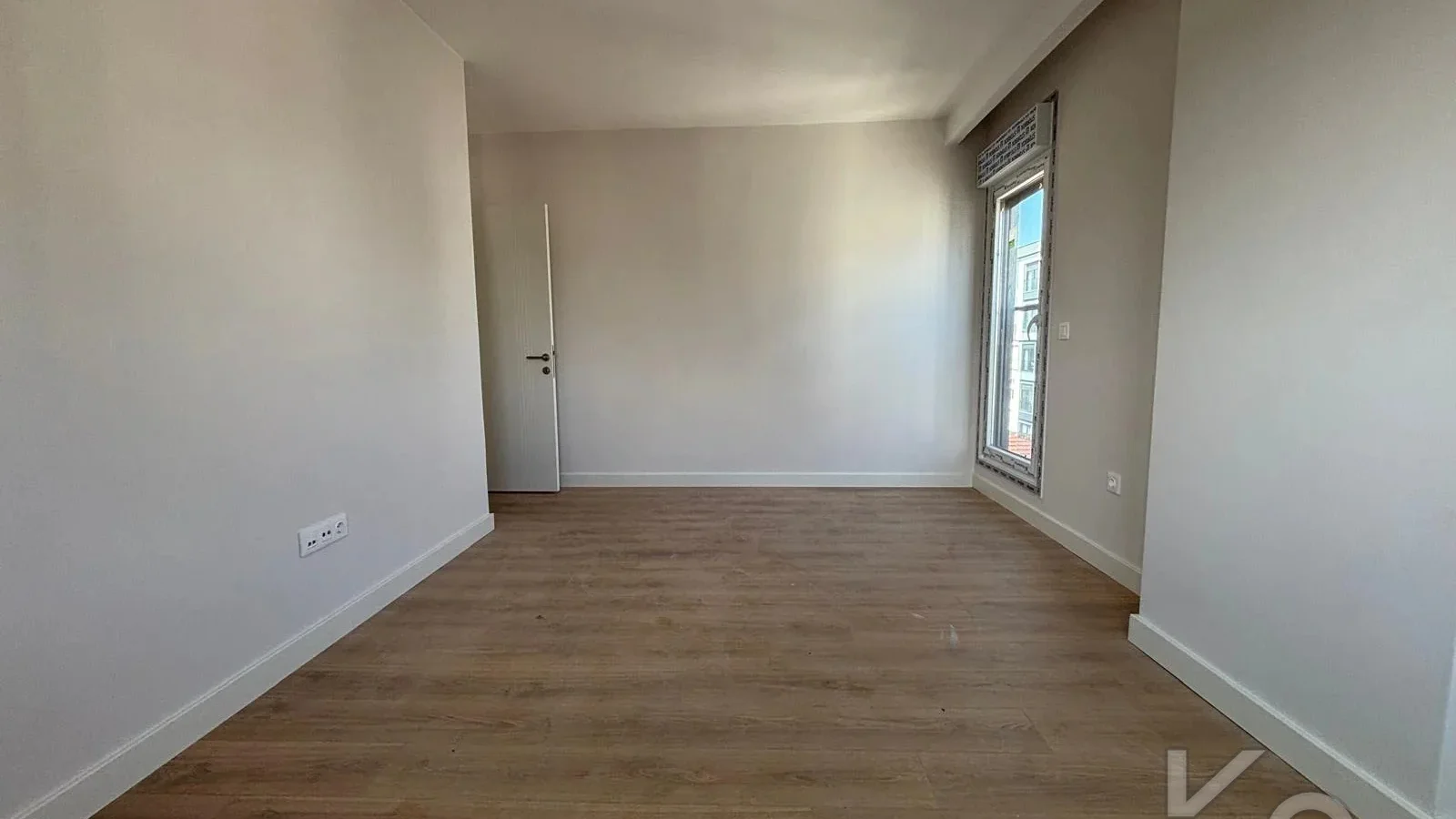 Laci̇vert Cadde  Feneryolu'nda Balkonlu Ebeveynli̇ Katta Tek Net 100m²  3+1