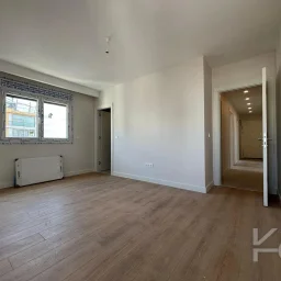 Laci̇vert Cadde  Feneryolu'nda Balkonlu Ebeveynli̇ Katta Tek Net 100m²  3+1