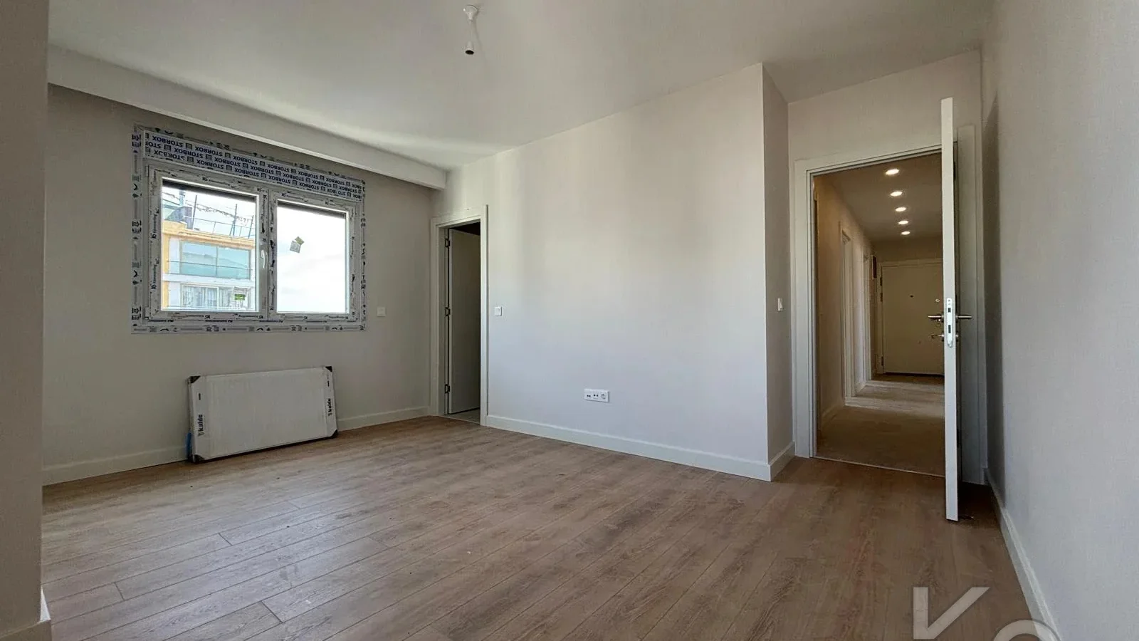 Laci̇vert Cadde  Feneryolu'nda Balkonlu Ebeveynli̇ Katta Tek Net 100m²  3+1