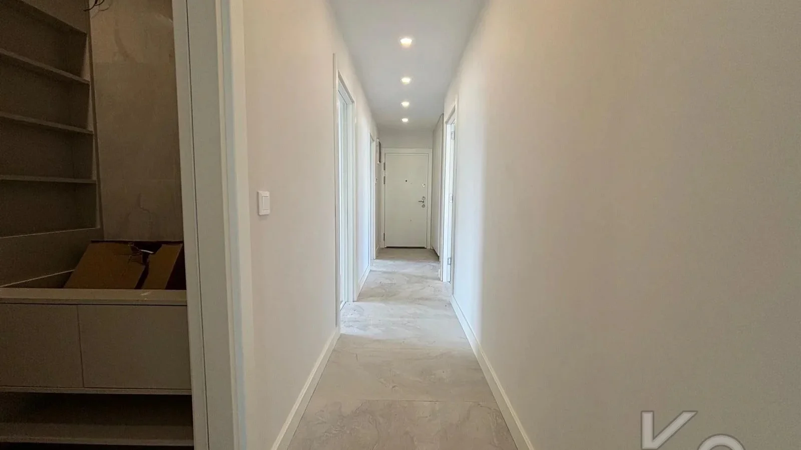 Laci̇vert Cadde  Feneryolu'nda Balkonlu Ebeveynli̇ Katta Tek Net 100m²  3+1