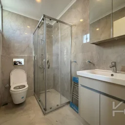 Laci̇vert Cadde  Feneryolu'nda Balkonlu Ebeveynli̇ Katta Tek Net 100m²  3+1
