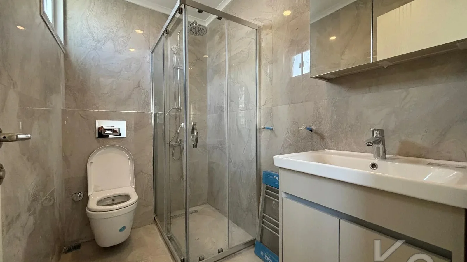 Laci̇vert Cadde  Feneryolu'nda Balkonlu Ebeveynli̇ Katta Tek Net 100m²  3+1