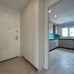 Laci̇vert Cadde  Feneryolu'nda Balkonlu Ebeveynli̇ Katta Tek Net 100m²  3+1