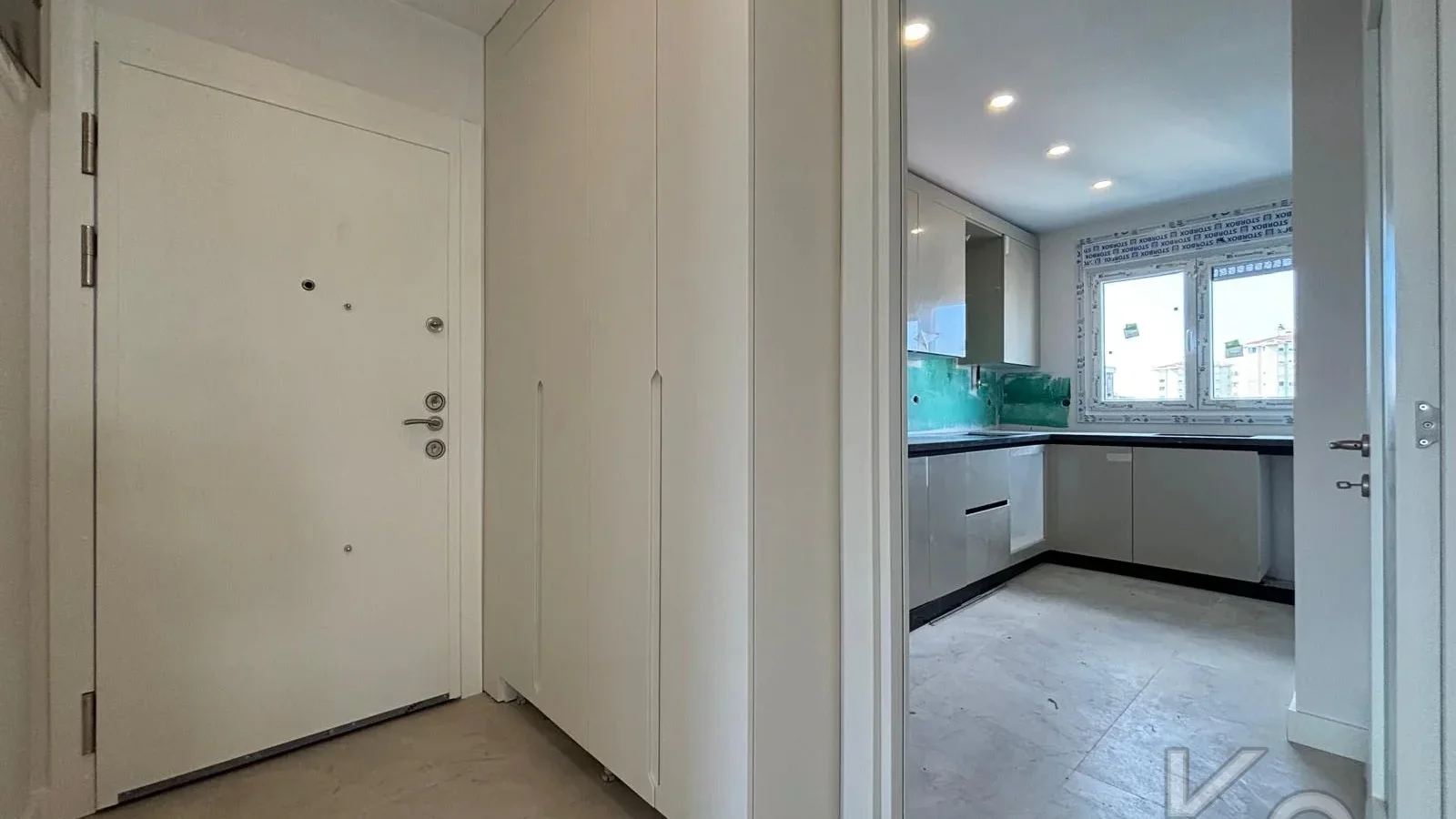 Laci̇vert Cadde  Feneryolu'nda Balkonlu Ebeveynli̇ Katta Tek Net 100m²  3+1