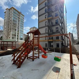 Laci̇vert Cadde  Feneryolu'nda Balkonlu Ebeveynli̇ Katta Tek Net 100m²  3+1