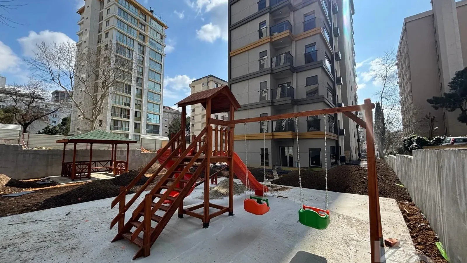 Laci̇vert Cadde  Feneryolu'nda Balkonlu Ebeveynli̇ Katta Tek Net 100m²  3+1