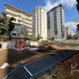 Laci̇vert Cadde  Feneryolu'nda Balkonlu Ebeveynli̇ Katta Tek Net 100m²  3+1