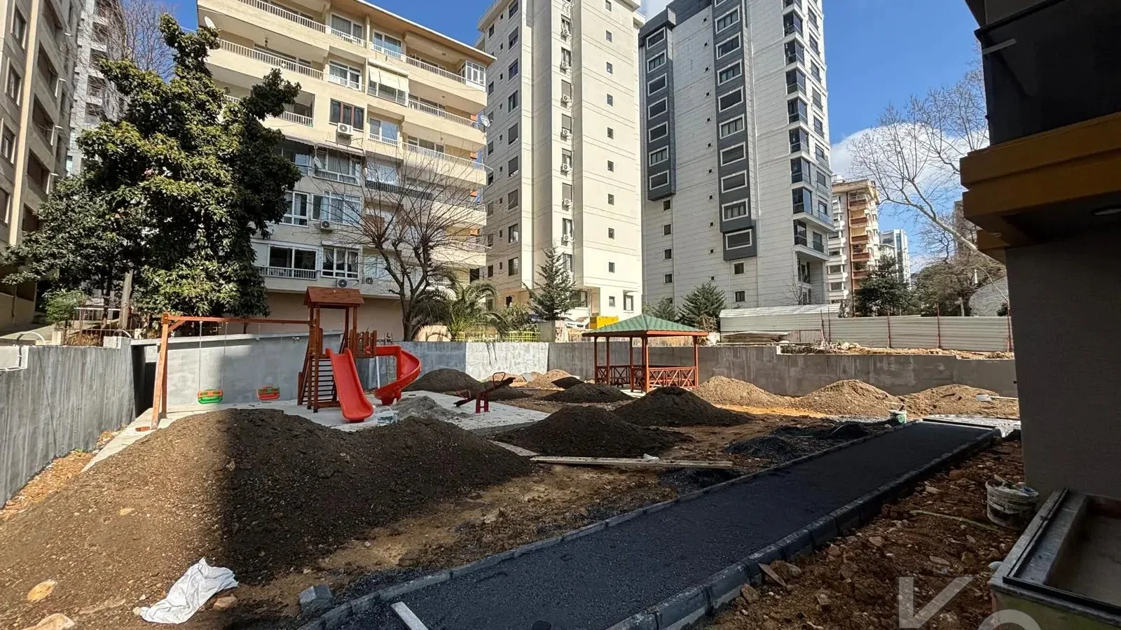 Laci̇vert Cadde  Feneryolu'nda Balkonlu Ebeveynli̇ Katta Tek Net 100m²  3+1