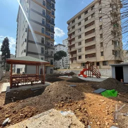 Laci̇vert Cadde  Feneryolu'nda Balkonlu Ebeveynli̇ Katta Tek Net 100m²  3+1
