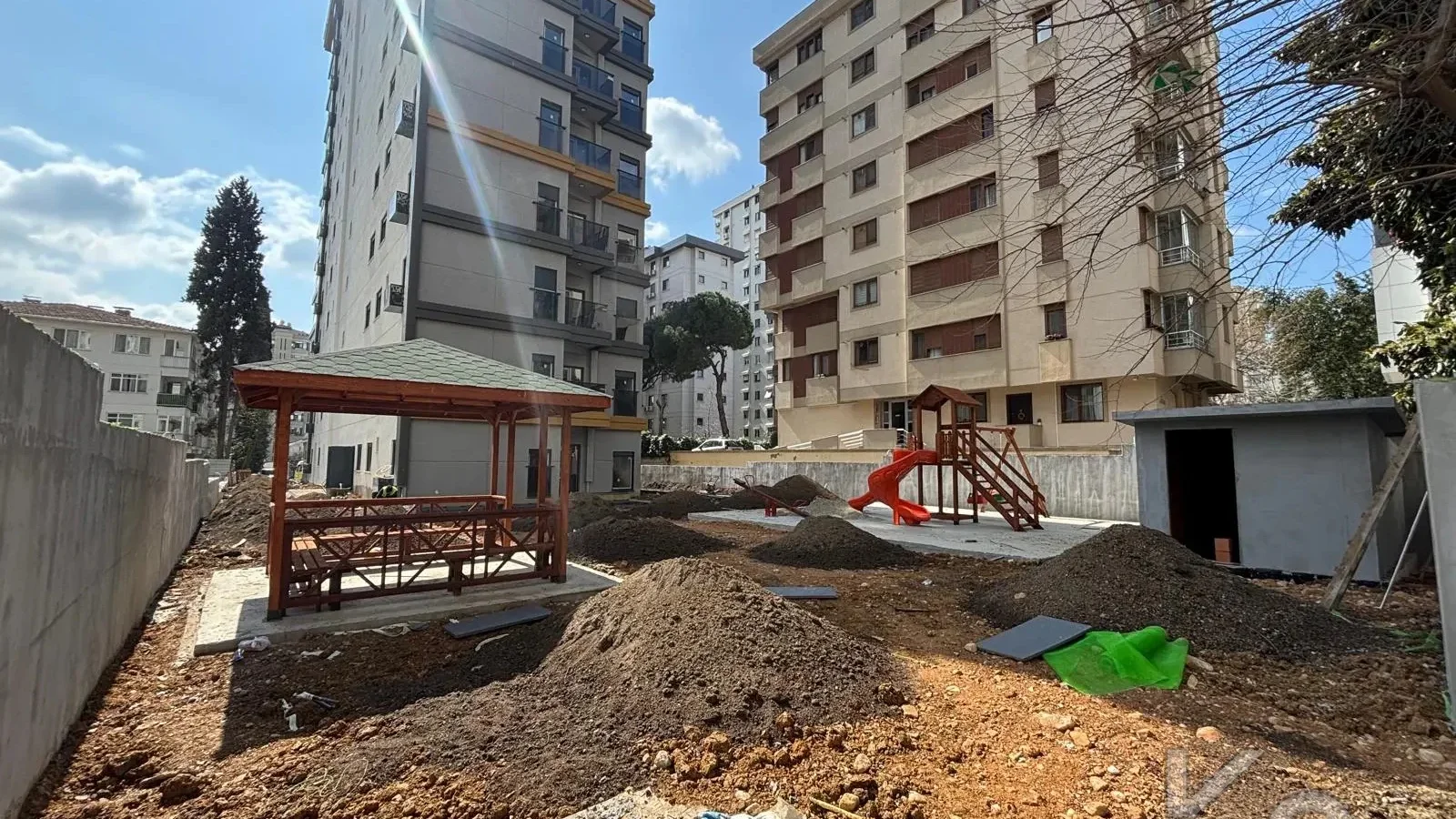 Laci̇vert Cadde  Feneryolu'nda Balkonlu Ebeveynli̇ Katta Tek Net 100m²  3+1