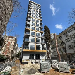 Laci̇vert Cadde  Feneryolu'nda Balkonlu Ebeveynli̇ Katta Tek Net 100m²  3+1
