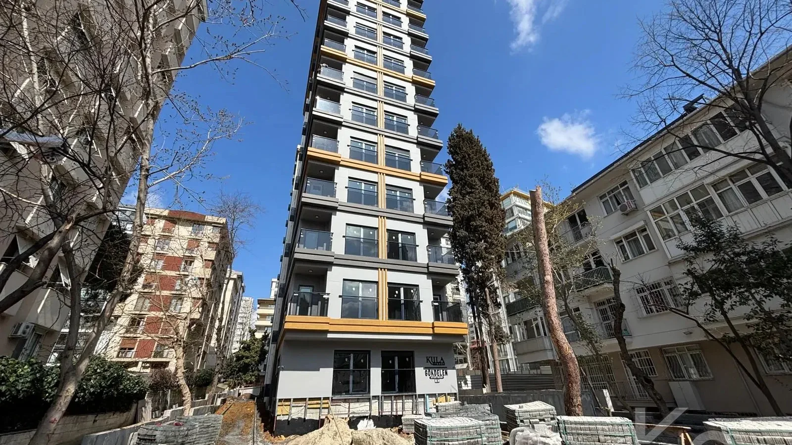 Laci̇vert Cadde  Feneryolu'nda Balkonlu Ebeveynli̇ Katta Tek Net 100m²  3+1