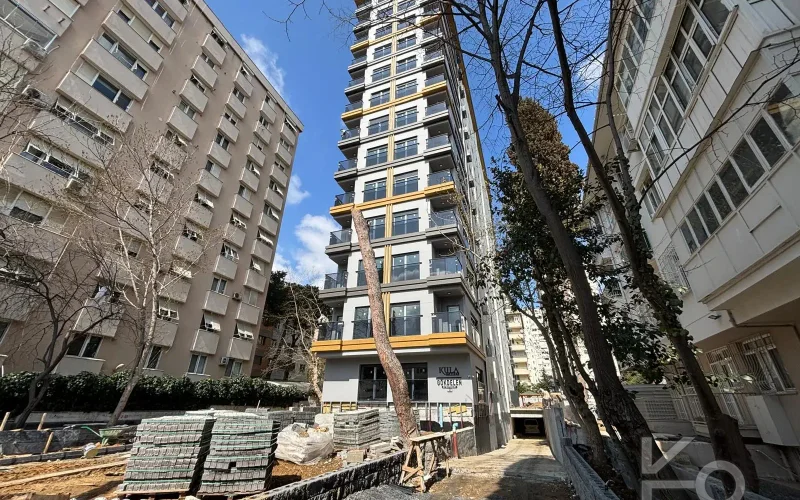 Laci̇vert Cadde  Feneryolu'nda Balkonlu Ebeveynli̇ Katta Tek Net 100m²  3+1