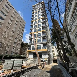 Laci̇vert Cadde  Feneryolu'nda Balkonlu Ebeveynli̇ Katta Tek Net 100m²  3+1