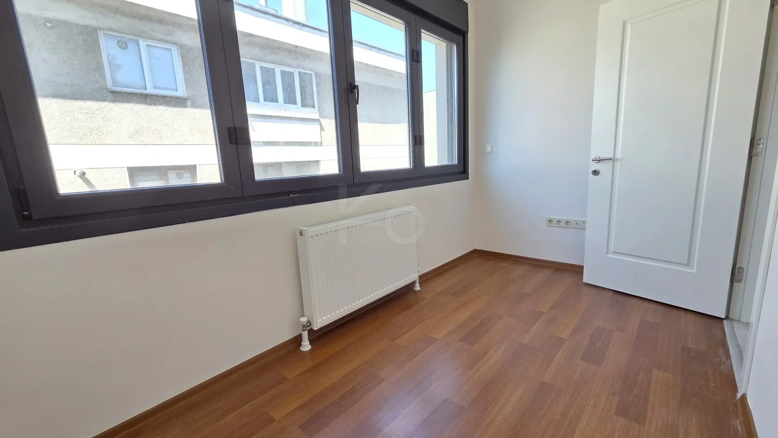Lacivertcadde Kozyatağında Ebeveynli Balkonlu 80m² Net 3+1