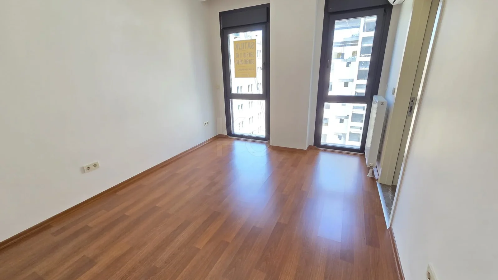 Lacivertcadde Kozyatağında Ebeveynli Balkonlu 80m² Net 3+1
