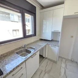 Lacivertcadde Kozyatağında Ebeveynli Balkonlu 80m² Net 3+1