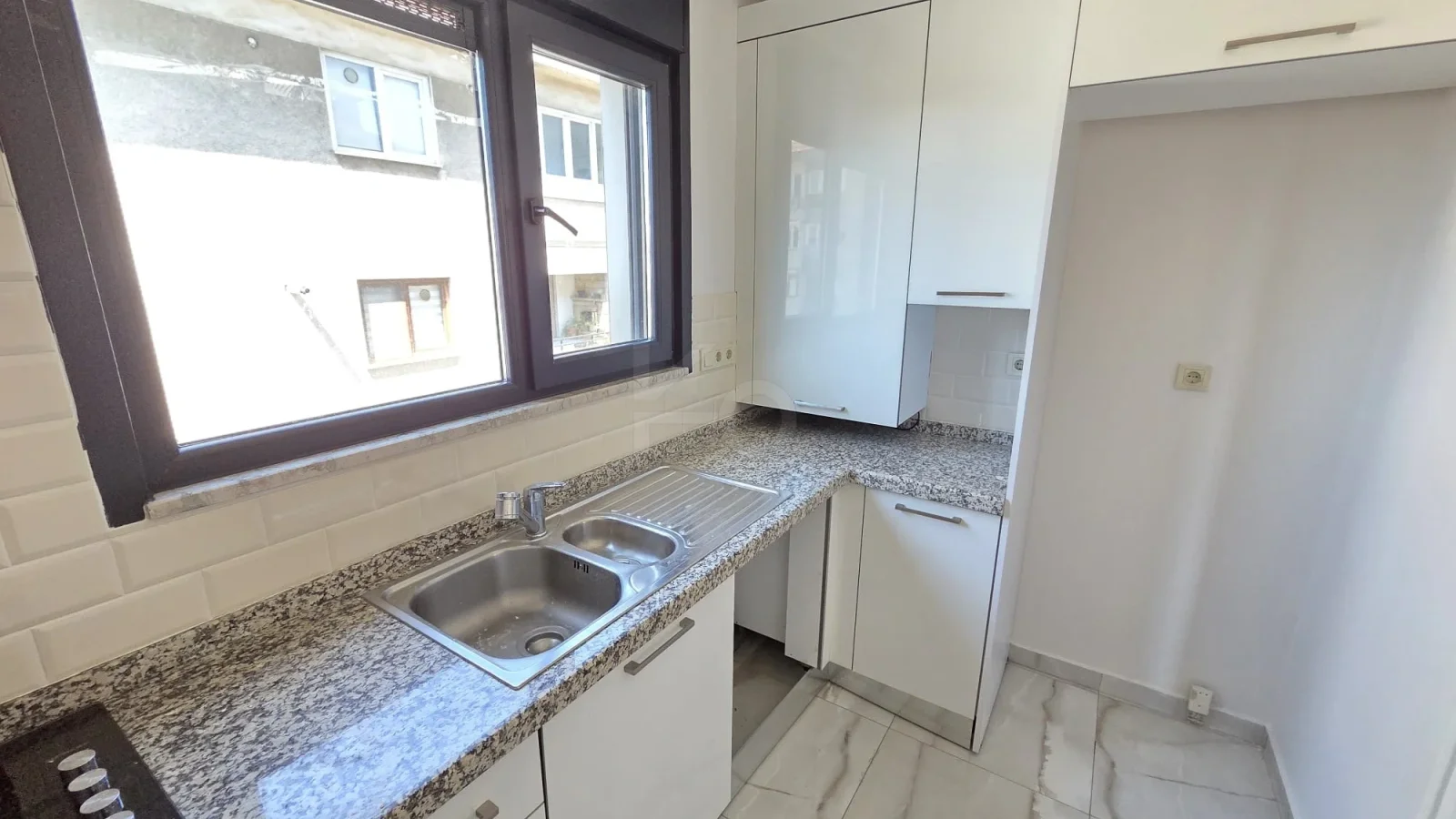 Lacivertcadde Kozyatağında Ebeveynli Balkonlu 80m² Net 3+1