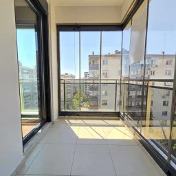 Lacivertcadde Kozyatağında Ebeveynli Balkonlu 80m² Net 3+1