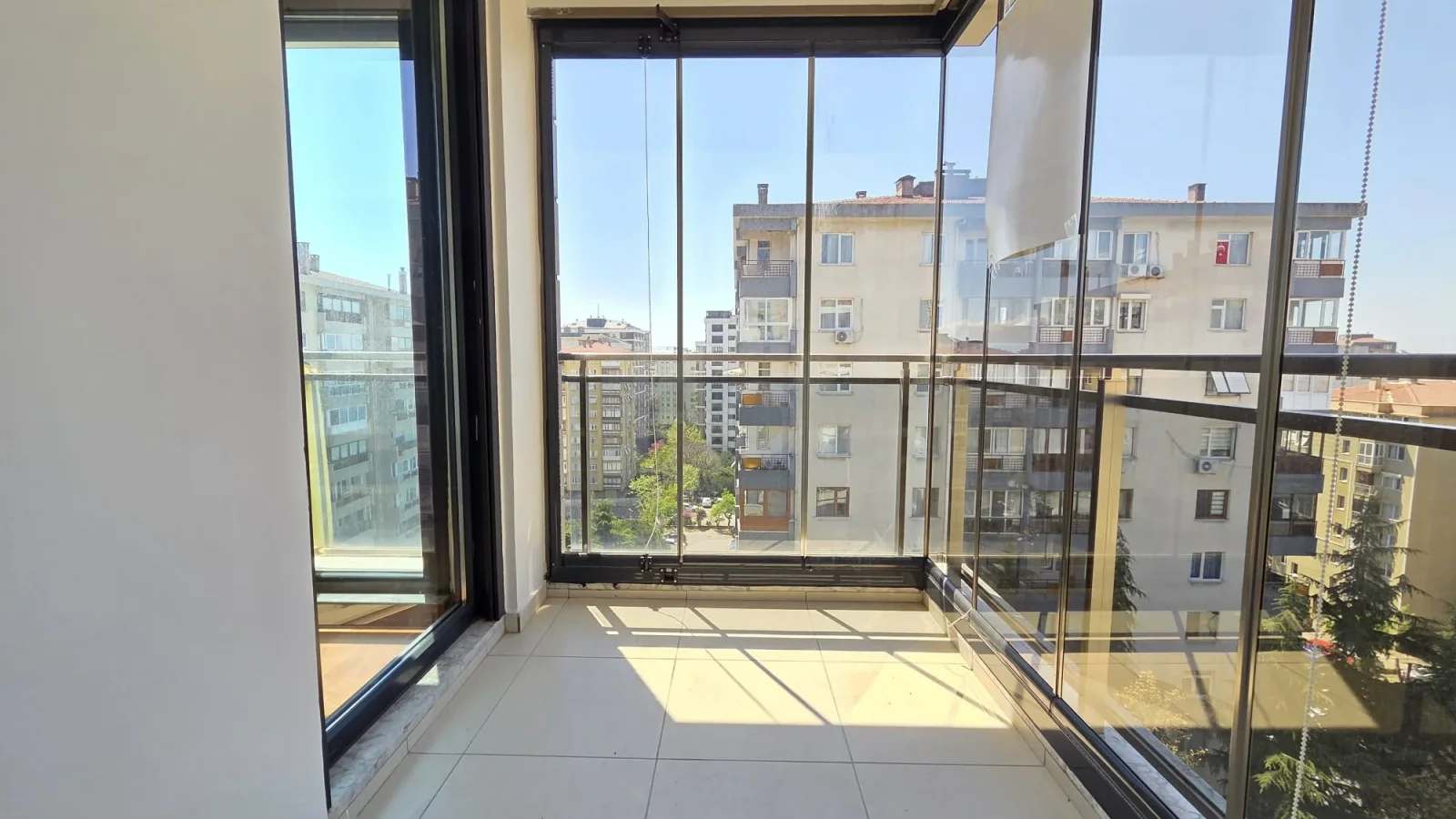 Lacivertcadde Kozyatağında Ebeveynli Balkonlu 80m² Net 3+1