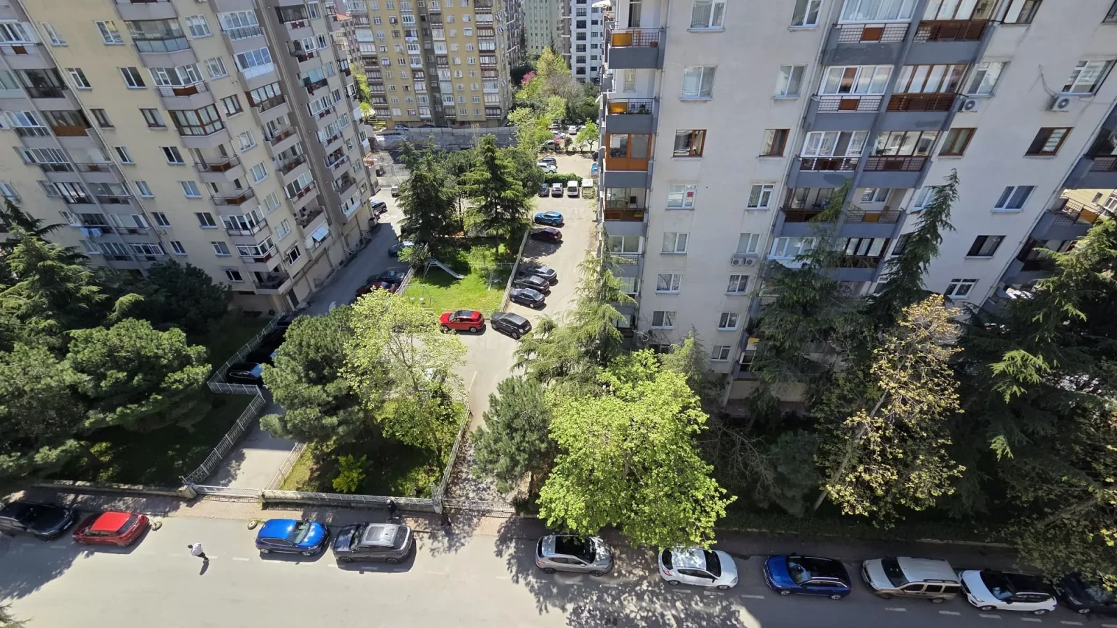 Lacivertcadde Kozyatağında Ebeveynli Balkonlu 80m² Net 3+1