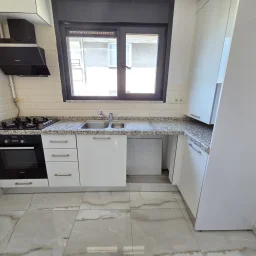 Lacivertcadde Kozyatağında Ebeveynli Balkonlu 80m² Net 3+1