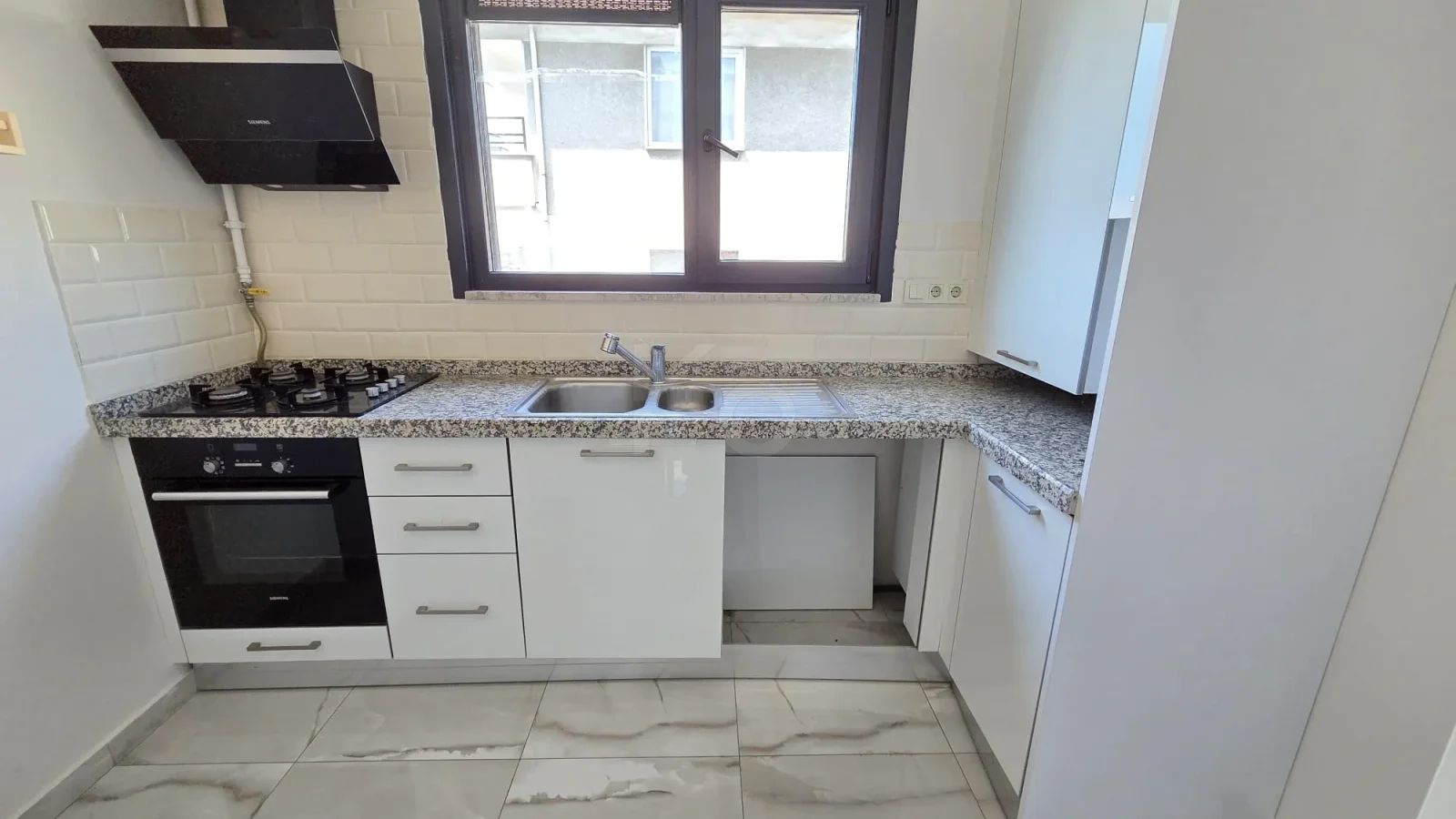 Lacivertcadde Kozyatağında Ebeveynli Balkonlu 80m² Net 3+1