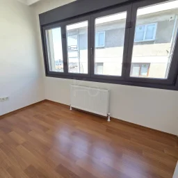 Lacivertcadde Kozyatağında Ebeveynli Balkonlu 80m² Net 3+1