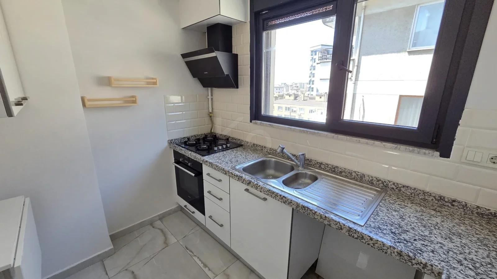 Lacivertcadde Kozyatağında Ebeveynli Balkonlu 80m² Net 3+1