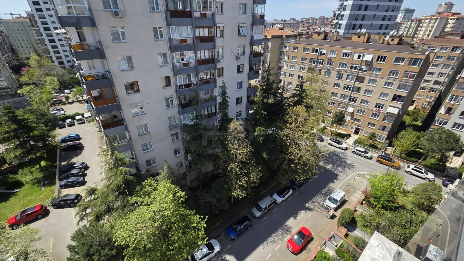 Lacivertcadde Kozyatağında Ebeveynli Balkonlu 80m² Net 3+1