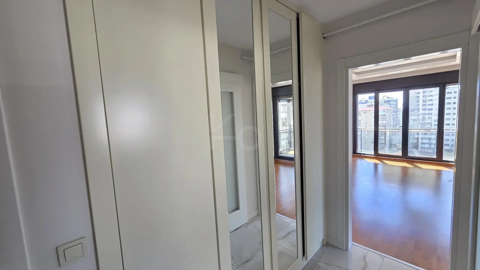 Lacivertcadde Kozyatağında Ebeveynli Balkonlu 80m² Net 3+1