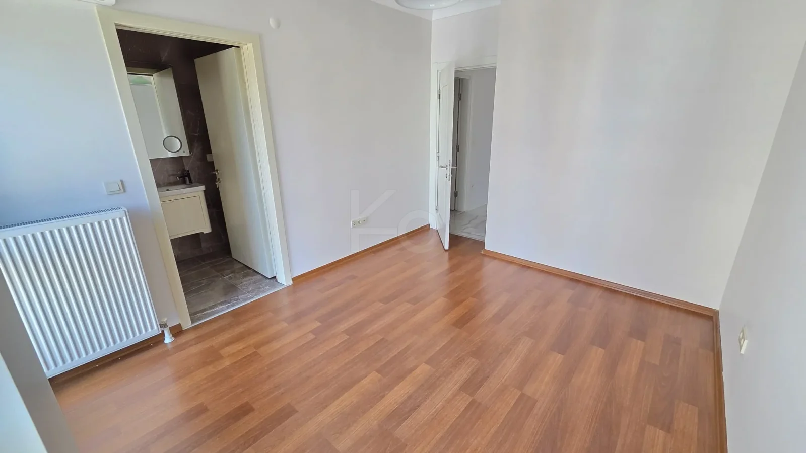 Lacivertcadde Kozyatağında Ebeveynli Balkonlu 80m² Net 3+1