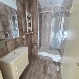 Lacivertcadde Kozyatağında Ebeveynli Balkonlu 80m² Net 3+1