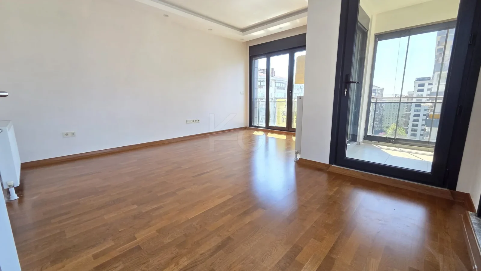 Lacivertcadde Kozyatağında Ebeveynli Balkonlu 80m² Net 3+1