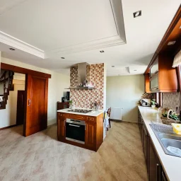 Suadiye Yalı Parselinde Deniz Manzaralı 300 M2 5+2 Dubleks