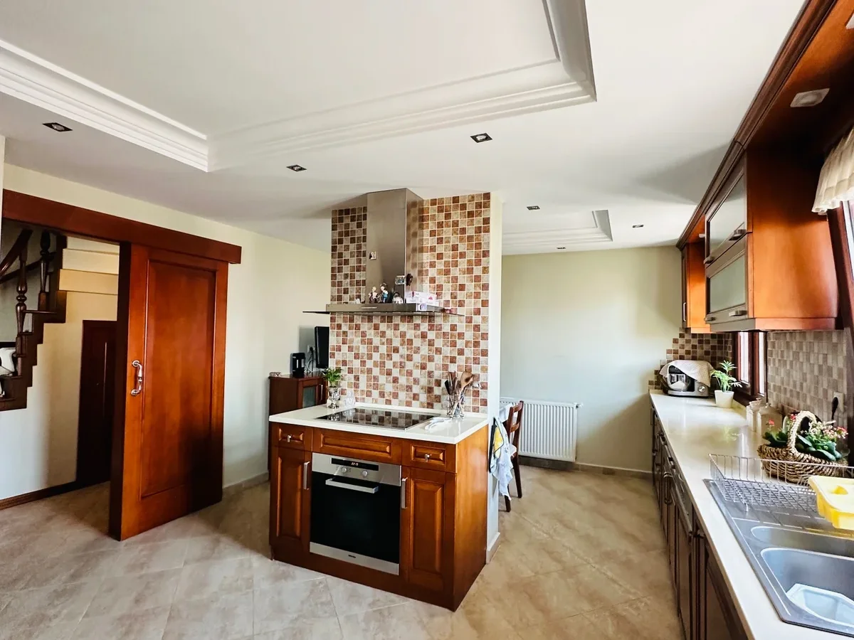 Suadiye Yalı Parselinde Deniz Manzaralı 300 M2 5+2 Dubleks