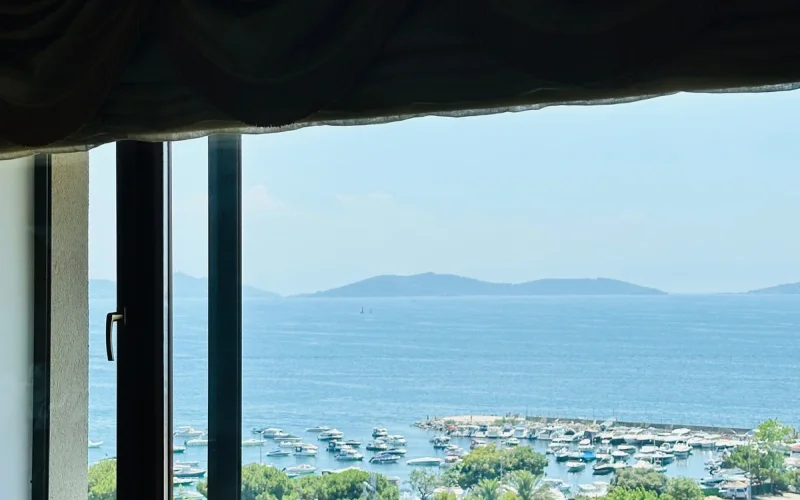 Suadiye Yalı Parselinde Deniz Manzaralı 300 M2 5+2 Dubleks