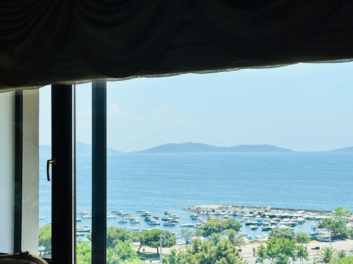 Suadiye Yalı Parselinde Deniz Manzaralı 300 M2 5+2 Dubleks
