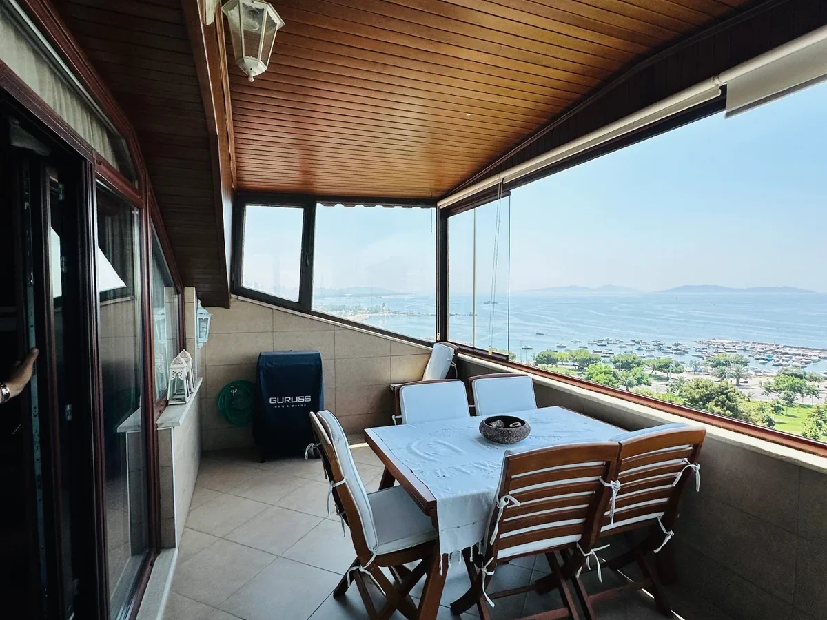 Suadiye Yalı Parselinde Deniz Manzaralı 300 M2 5+2 Dubleks